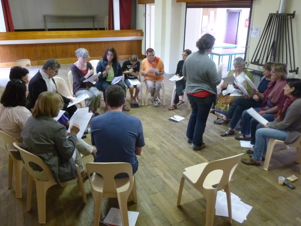Catherine fait répéter une voix différente par groupe de chanteurs